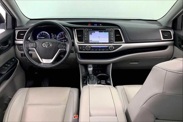 Photo of 2019 Celestial Silver Metallic Toyota Highlander