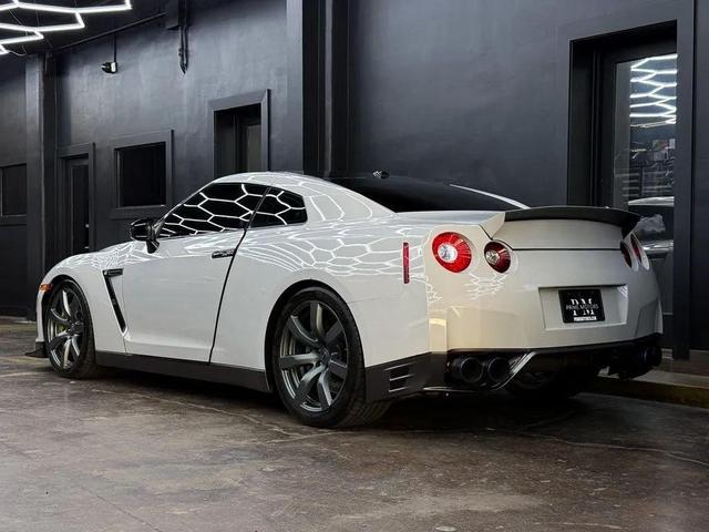 Photo of 2009 Super Silver 3-Coat Metallic Nissan GT-R