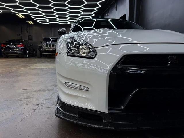 Photo of 2009 Super Silver 3-Coat Metallic Nissan GT-R