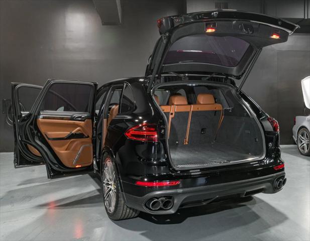 Photo of 2018 Moonlight Blue Metallic Porsche Cayenne