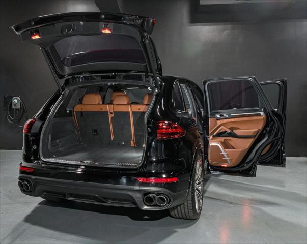 Photo of 2018 Moonlight Blue Metallic Porsche Cayenne