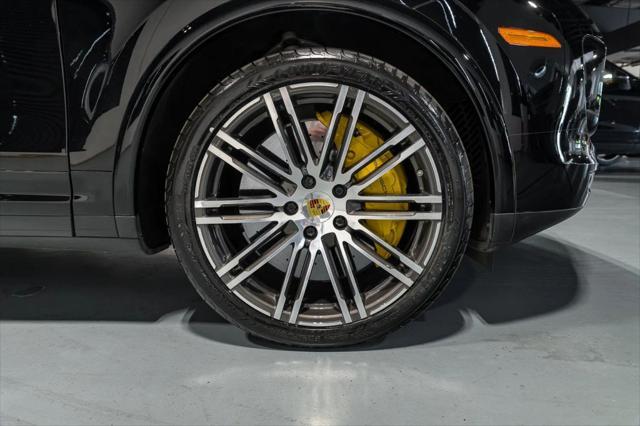 Photo of 2018 Moonlight Blue Metallic Porsche Cayenne