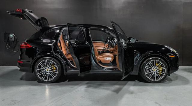 Photo of 2018 Moonlight Blue Metallic Porsche Cayenne