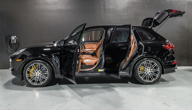 Photo of 2018 Moonlight Blue Metallic Porsche Cayenne