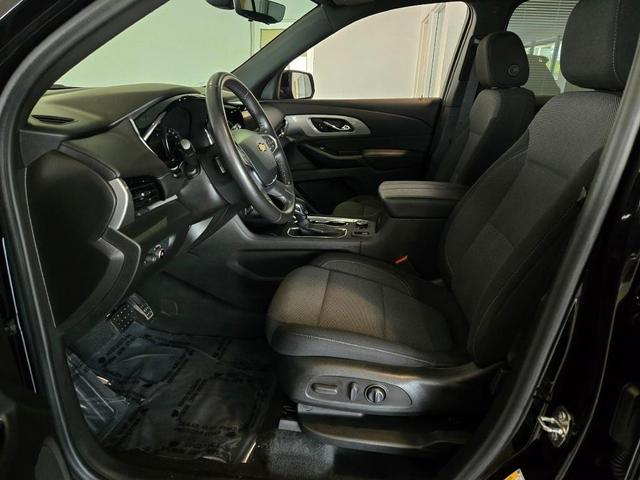 Photo of 2022 Mosaic Black Metallic Chevrolet Traverse