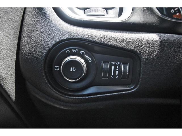 Photo of 2021 Alpine White Clearcoat Jeep Renegade