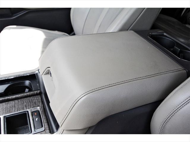 Photo of 2018 White Platinum Ford Expedition
