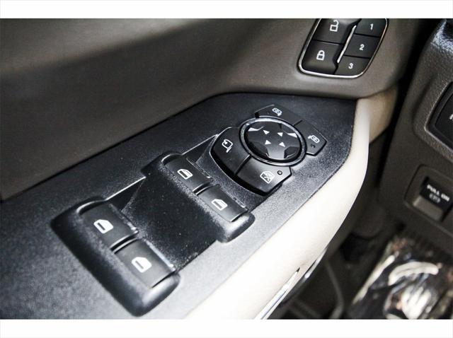Photo of 2018 White Platinum Ford Expedition