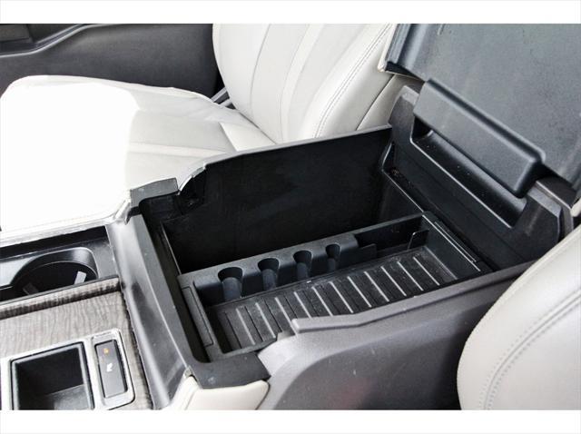 Photo of 2018 White Platinum Ford Expedition