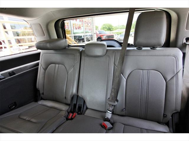 Photo of 2018 White Platinum Ford Expedition