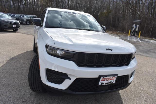 Photo of 2025 Bright White Clearcoat Jeep Grand Cherokee