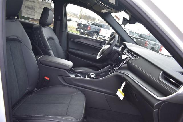 Photo of 2025 Bright White Clearcoat Jeep Grand Cherokee