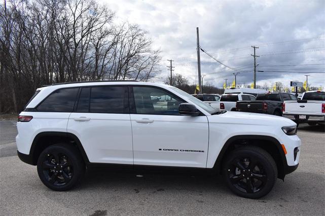 Photo of 2025 Bright White Clearcoat Jeep Grand Cherokee