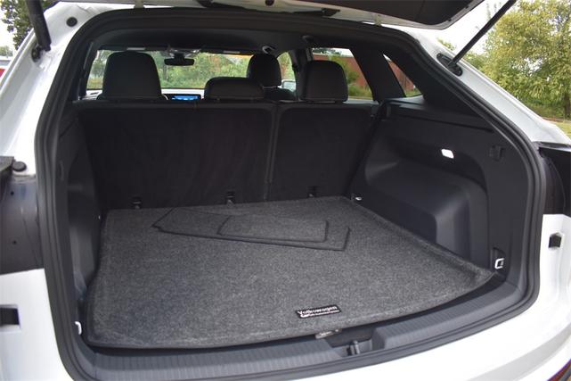 Photo of 2024 Pure White Volkswagen Atlas Cross Sport