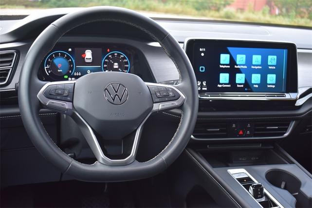 Photo of 2024 Pure White Volkswagen Atlas Cross Sport