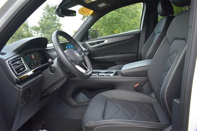 Photo of 2024 Pure White Volkswagen Atlas Cross Sport
