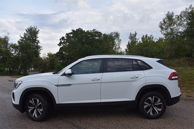 Photo of 2024 Pure White Volkswagen Atlas Cross Sport
