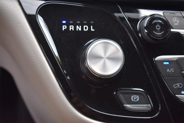 Photo of 2023 Brilliant Black Crystal Pearlcoat Chrysler Pacifica
