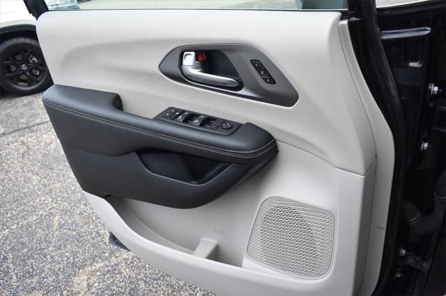 Photo of 2023 Brilliant Black Crystal Pearlcoat Chrysler Pacifica