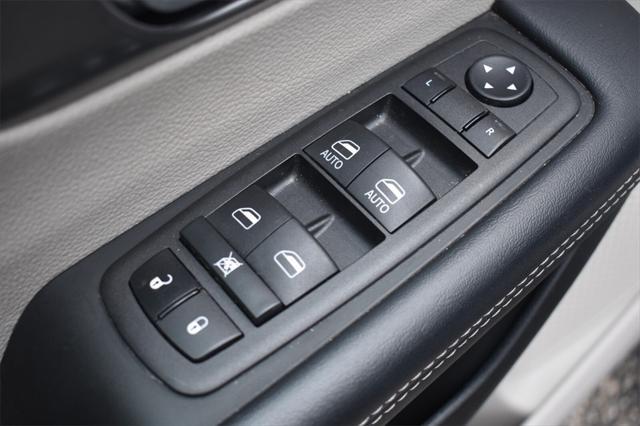 Photo of 2023 Brilliant Black Crystal Pearlcoat Chrysler Pacifica