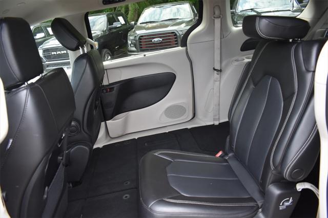 Photo of 2023 Brilliant Black Crystal Pearlcoat Chrysler Pacifica