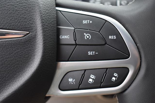Photo of 2023 Brilliant Black Crystal Pearlcoat Chrysler Pacifica