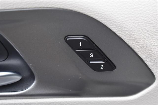 Photo of 2023 Brilliant Black Crystal Pearlcoat Chrysler Pacifica