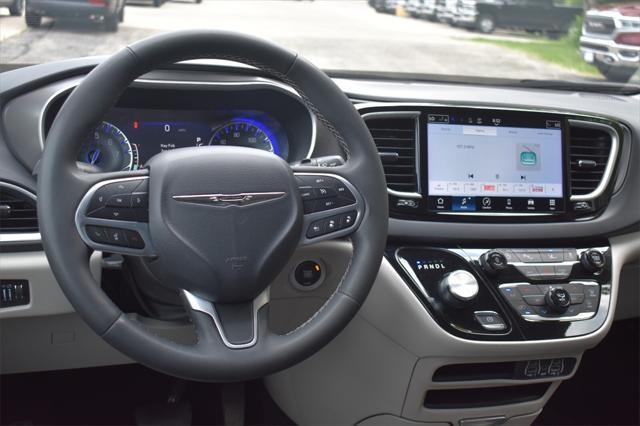 Photo of 2023 Brilliant Black Crystal Pearlcoat Chrysler Pacifica
