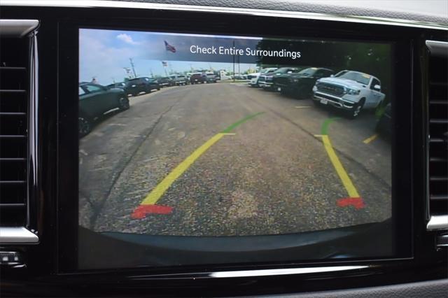 Photo of 2023 Brilliant Black Crystal Pearlcoat Chrysler Pacifica