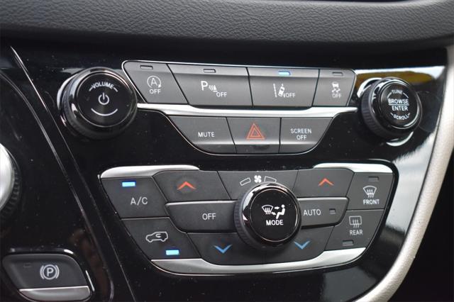 Photo of 2023 Brilliant Black Crystal Pearlcoat Chrysler Pacifica