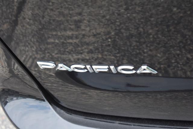 Photo of 2023 Brilliant Black Crystal Pearlcoat Chrysler Pacifica