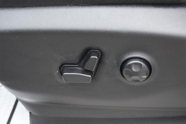 Photo of 2023 Brilliant Black Crystal Pearlcoat Chrysler Pacifica