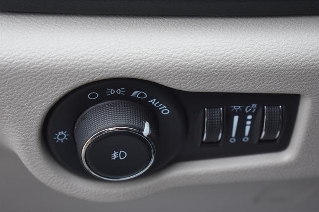 Photo of 2023 Brilliant Black Crystal Pearlcoat Chrysler Pacifica