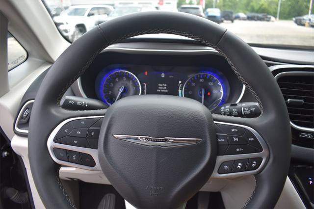 Photo of 2023 Brilliant Black Crystal Pearlcoat Chrysler Pacifica