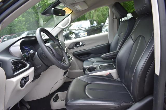 Photo of 2023 Brilliant Black Crystal Pearlcoat Chrysler Pacifica