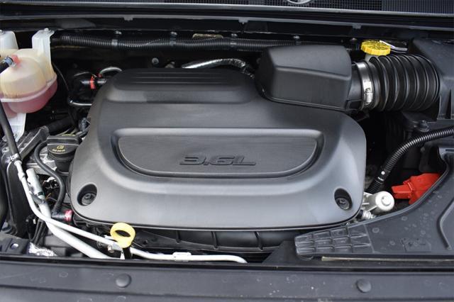 Photo of 2023 Brilliant Black Crystal Pearlcoat Chrysler Pacifica