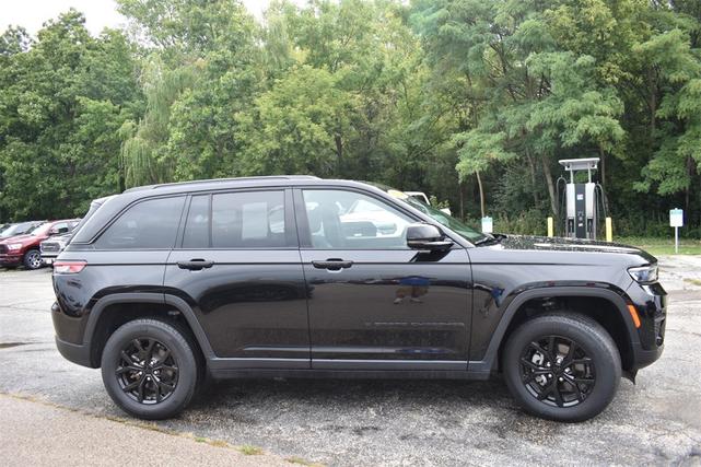 Photo of 2024 Diamond Black Crystal Pearlcoat Jeep Grand Cherokee