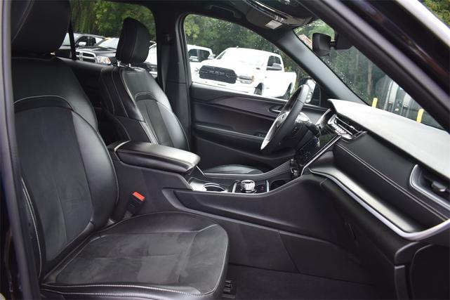 Photo of 2024 Diamond Black Crystal Pearlcoat Jeep Grand Cherokee