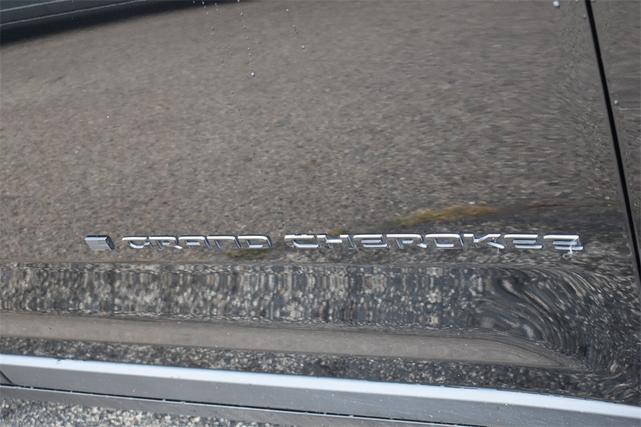 Photo of 2024 Diamond Black Crystal Pearlcoat Jeep Grand Cherokee