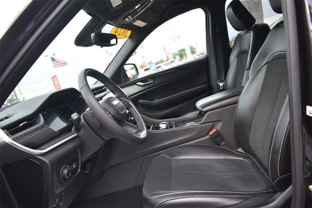 Photo of 2024 Diamond Black Crystal Pearlcoat Jeep Grand Cherokee