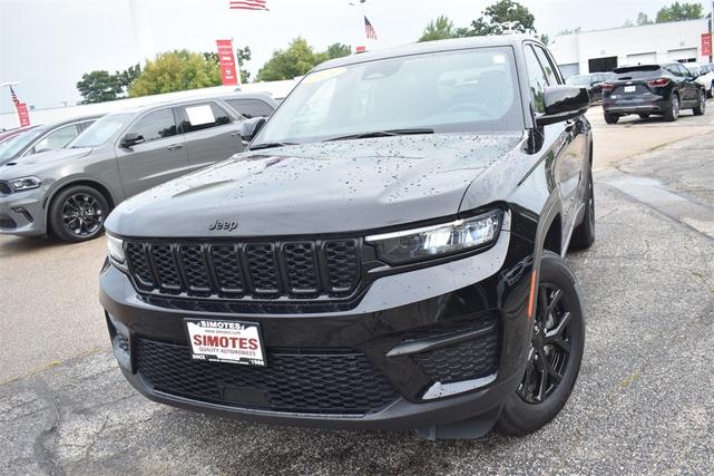 Photo of 2024 Diamond Black Crystal Pearlcoat Jeep Grand Cherokee