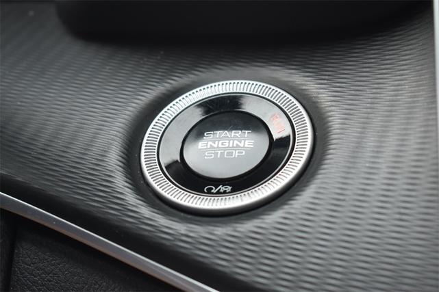 Photo of 2024 Diamond Black Crystal Pearlcoat Jeep Grand Cherokee