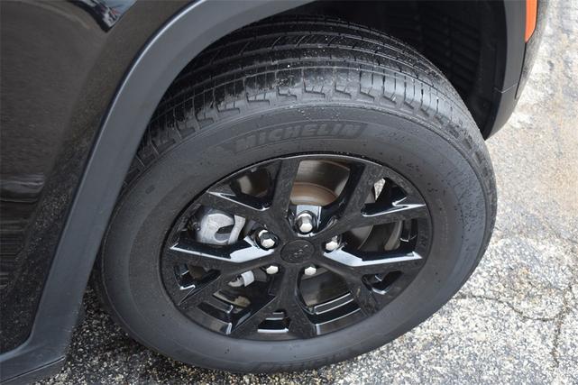 Photo of 2024 Diamond Black Crystal Pearlcoat Jeep Grand Cherokee