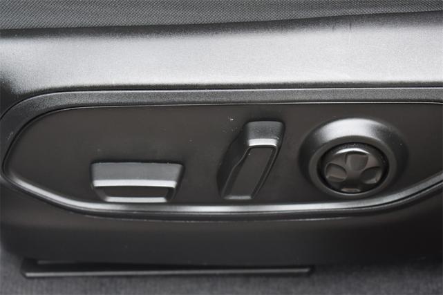Photo of 2024 Diamond Black Crystal Pearlcoat Jeep Grand Cherokee