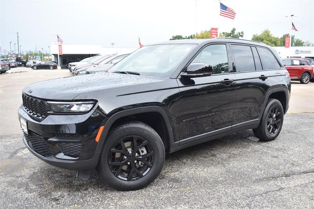Photo of 2024 Diamond Black Crystal Pearlcoat Jeep Grand Cherokee