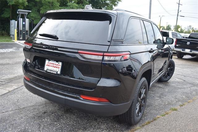 Photo of 2024 Diamond Black Crystal Pearlcoat Jeep Grand Cherokee