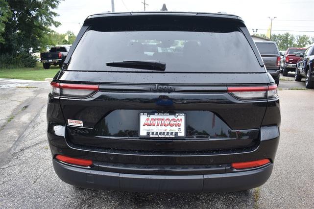 Photo of 2024 Diamond Black Crystal Pearlcoat Jeep Grand Cherokee