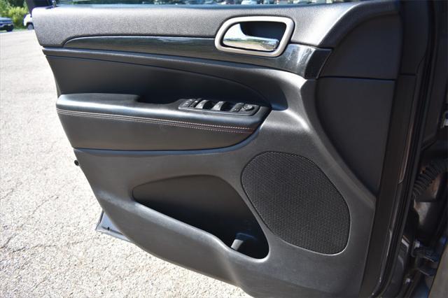 Photo of 2016 Granite Crystal Metallic Clearcoat Jeep Grand Cherokee
