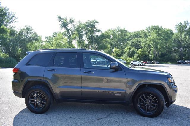 Photo of 2016 Granite Crystal Metallic Clearcoat Jeep Grand Cherokee