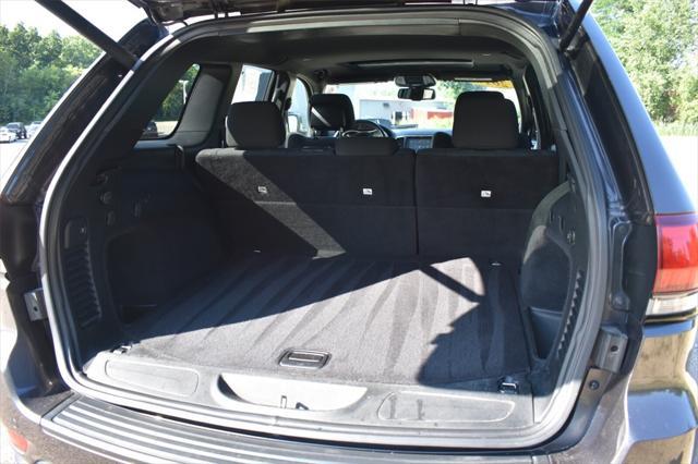Photo of 2016 Granite Crystal Metallic Clearcoat Jeep Grand Cherokee